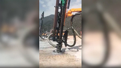 Perforadora hidráulica KL511 con martillo superior en el sitio de trabajo